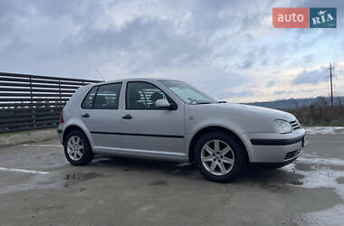 Хэтчбек Volkswagen Golf 2000 в 