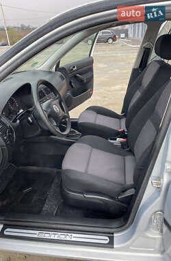 Хэтчбек Volkswagen Golf 2000 в 