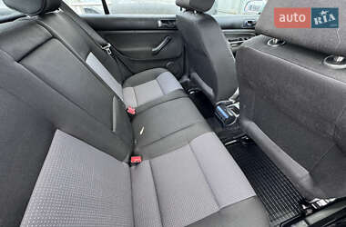 Хэтчбек Volkswagen Golf 2002 в 