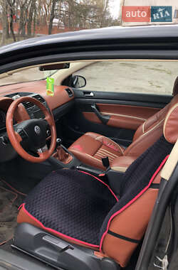 Хэтчбек Volkswagen Golf 2005 в 
