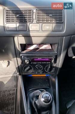 Хэтчбек Volkswagen Golf 2001 в Вендичанах