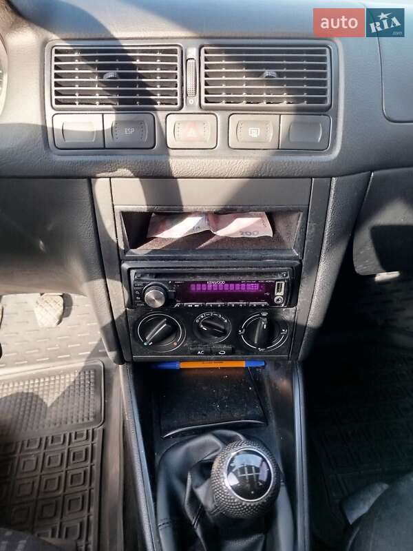 Хэтчбек Volkswagen Golf 2001 в Вендичанах