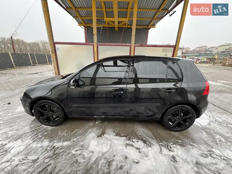 Хетчбек Volkswagen Golf 2003 в 