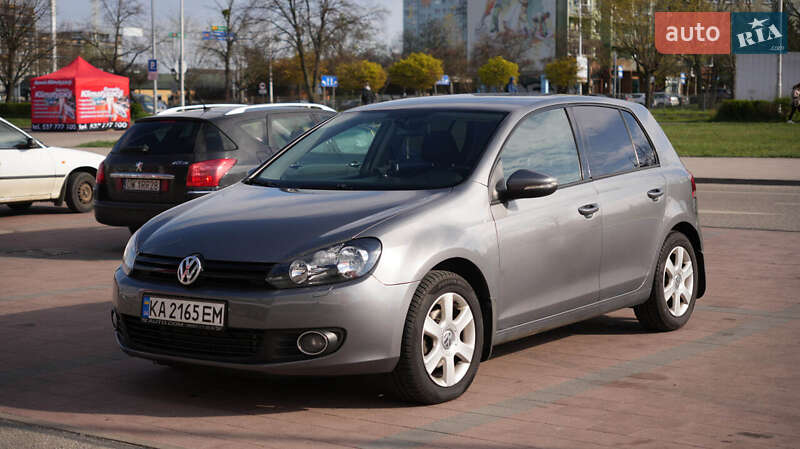 Хэтчбек Volkswagen Golf 2011 в 