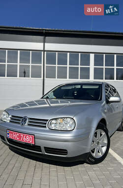 Хэтчбек Volkswagen Golf 2003 в 