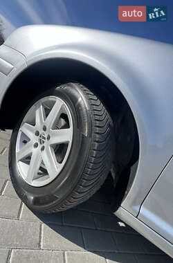 Хэтчбек Volkswagen Golf 2003 в 