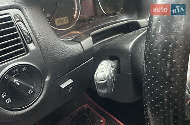 Хэтчбек Volkswagen Golf 2003 в 