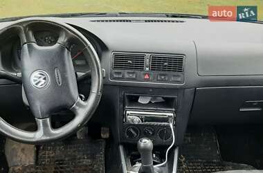 Хэтчбек Volkswagen Golf 2000 в 