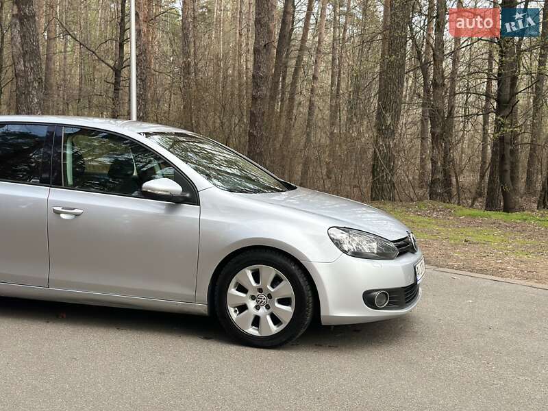 Хэтчбек Volkswagen Golf 2010 в Киеве
