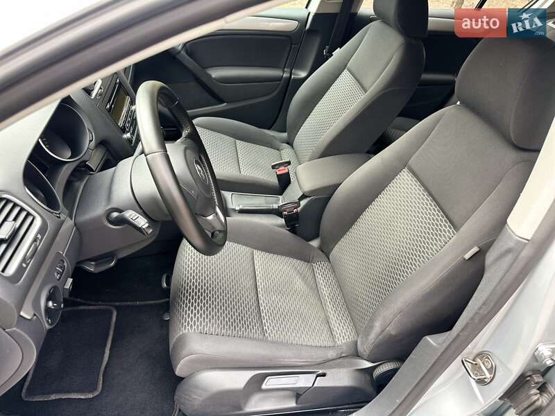 Хэтчбек Volkswagen Golf 2010 в Киеве