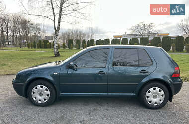 Хетчбек Volkswagen Golf 2001 в 