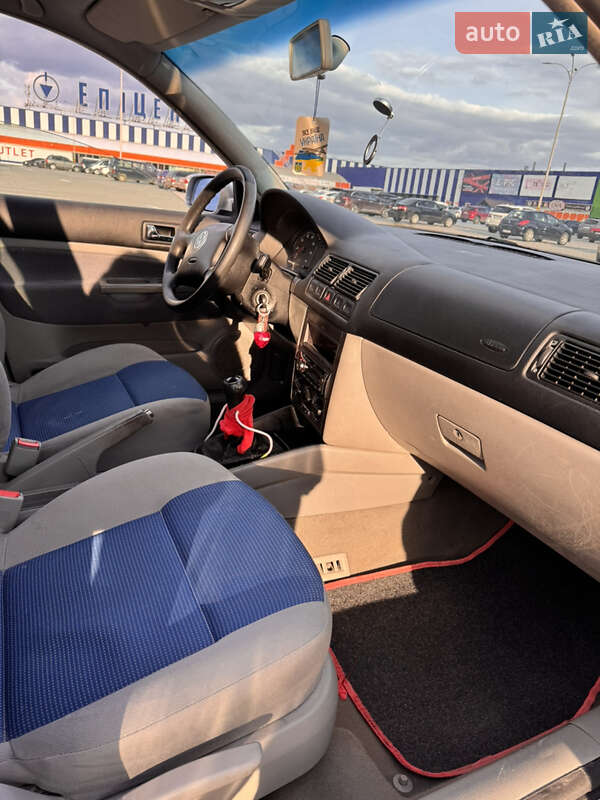Хэтчбек Volkswagen Golf 2001 в Черновцах