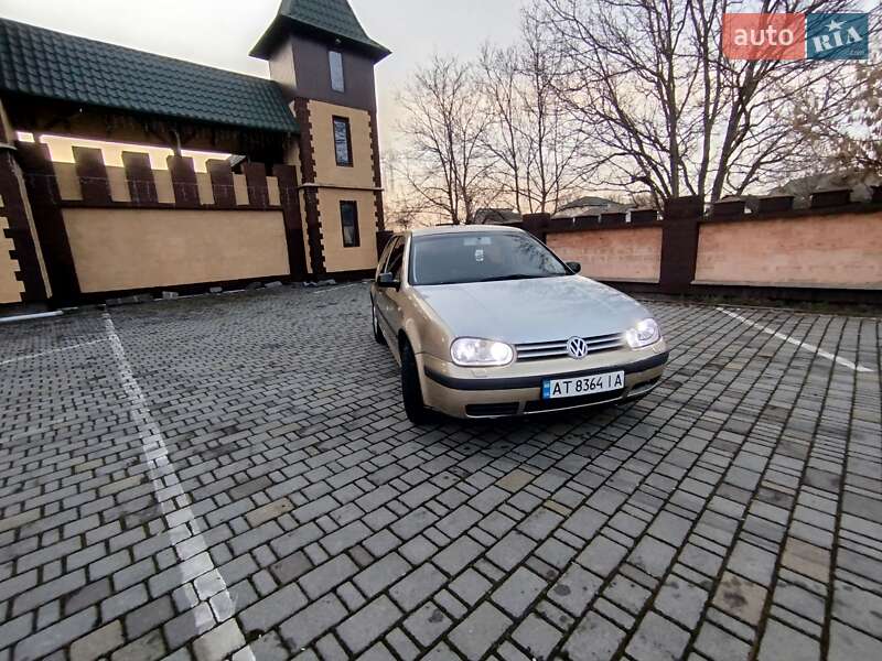 Хэтчбек Volkswagen Golf 2002 в 