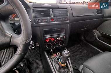 Хэтчбек Volkswagen Golf 2002 в 