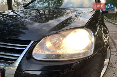 Хэтчбек Volkswagen Golf 2005 в 