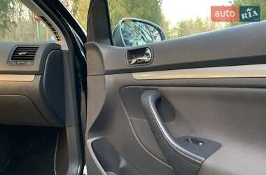 Хэтчбек Volkswagen Golf 2005 в 