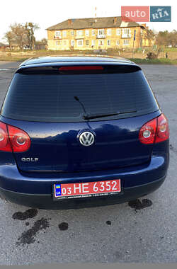 Хэтчбек Volkswagen Golf 2005 в 
