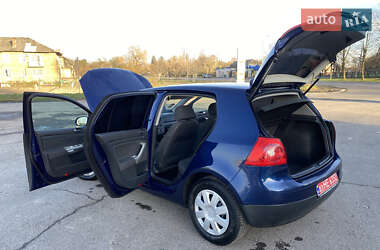 Хэтчбек Volkswagen Golf 2005 в 