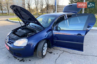 Хэтчбек Volkswagen Golf 2005 в 