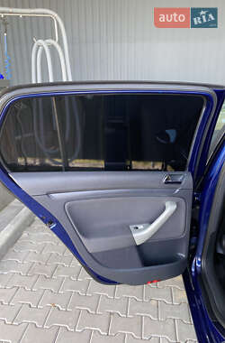 Хэтчбек Volkswagen Golf 2005 в 