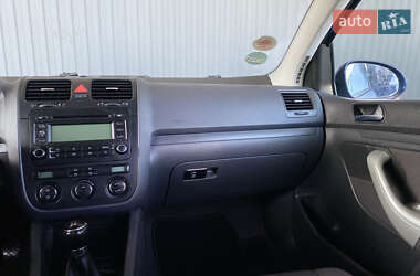 Хэтчбек Volkswagen Golf 2005 в 