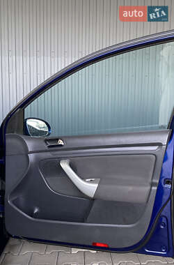 Хэтчбек Volkswagen Golf 2005 в 