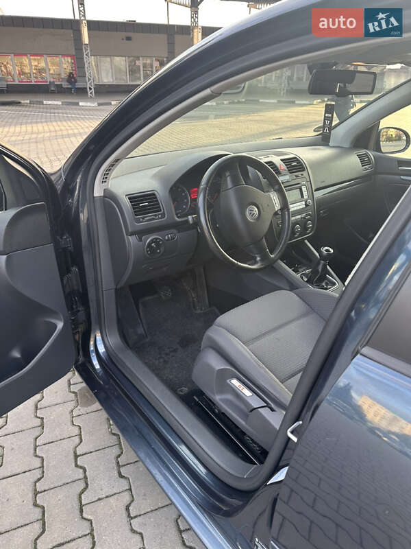 Хэтчбек Volkswagen Golf 2006 в Черновцах