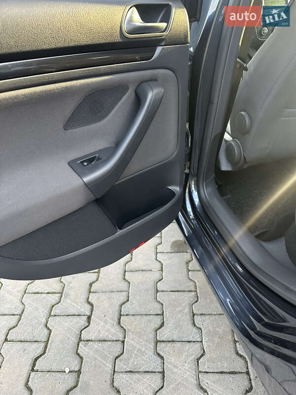 Хэтчбек Volkswagen Golf 2006 в Черновцах