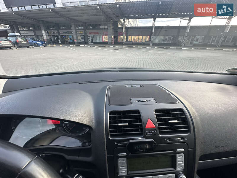Хэтчбек Volkswagen Golf 2006 в Черновцах