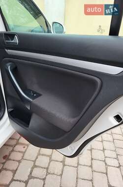 Универсал Volkswagen Golf 2010 в 