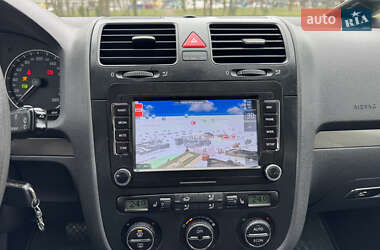 Хэтчбек Volkswagen Golf 2005 в 