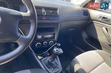 Хэтчбек Volkswagen Golf 2001 в 