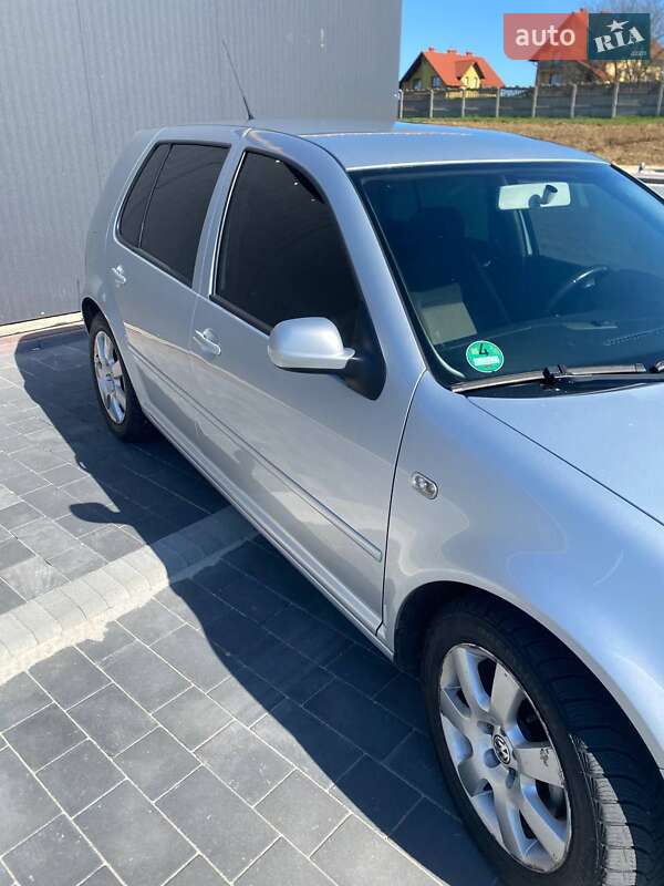 Хетчбек Volkswagen Golf 2003 в Мостиській