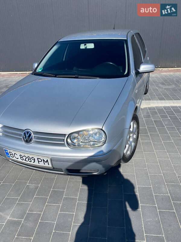 Хетчбек Volkswagen Golf 2003 в Мостиській