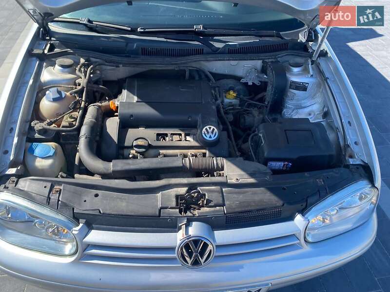 Хетчбек Volkswagen Golf 2003 в Мостиській