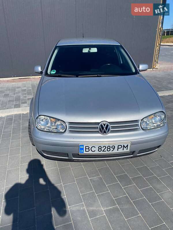 Хетчбек Volkswagen Golf 2003 в Мостиській