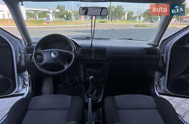 Хэтчбек Volkswagen Golf 2001 в 