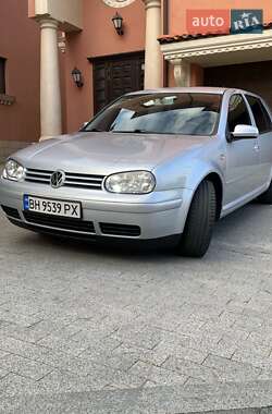 Хэтчбек Volkswagen Golf 2001 в 