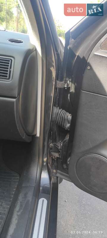 Хэтчбек Volkswagen Golf 2001 в Ананьеве