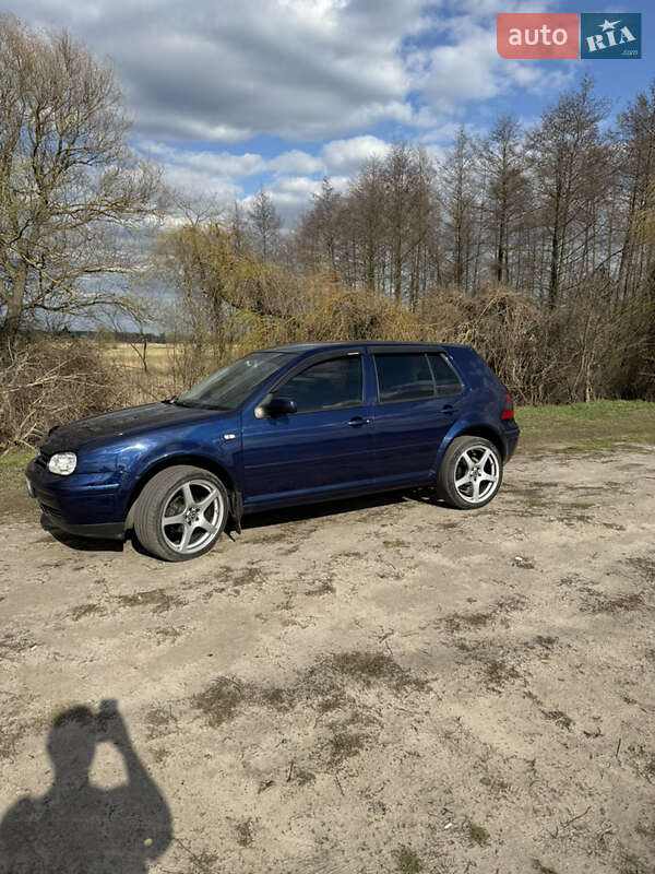 Хэтчбек Volkswagen Golf 2003 в Богодухове