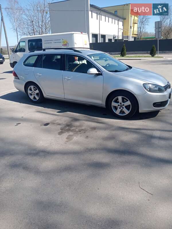 Універсал Volkswagen Golf 2010 в Івано-Франківську