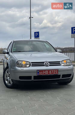 Хэтчбек Volkswagen Golf 2003 в 