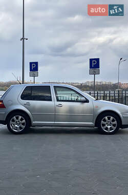 Хэтчбек Volkswagen Golf 2003 в 