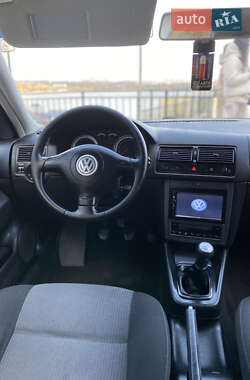 Хэтчбек Volkswagen Golf 2003 в 