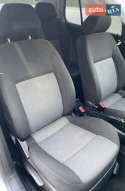 Хэтчбек Volkswagen Golf 2003 в 
