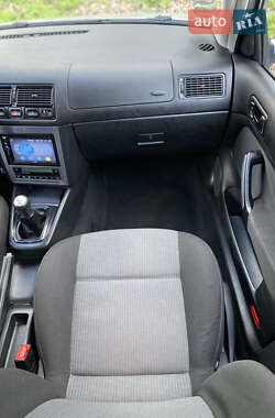 Хэтчбек Volkswagen Golf 2003 в 