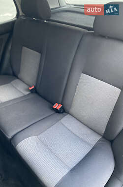 Хэтчбек Volkswagen Golf 2003 в 