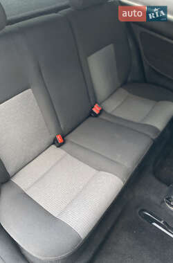 Хэтчбек Volkswagen Golf 2003 в 