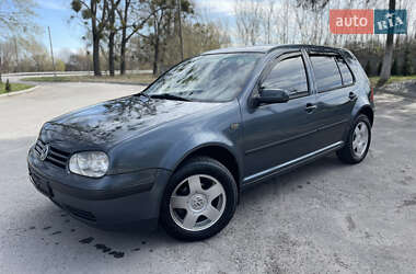 Хэтчбек Volkswagen Golf 2000 в 