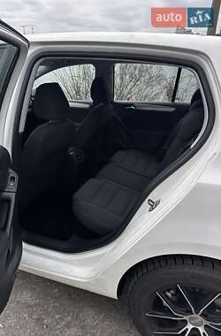 Хэтчбек Volkswagen Golf 2011 в 